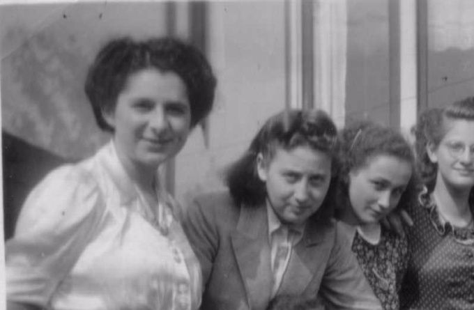 	Foto in 1942 genomen achter het huis van de familie Zaligman aan het 
Noordeinde. Achterste rij v.l.n.r. Ali Wolf, Martha Zaligman, Hendrika 
Zaligman, ?, Sonja van de Rhoer, Levie Zaligman, Lia Roos. Voorste
rij v.l.n.r. Henderjetta Zaligman en Betty Clara Levie, die de kinderen Rudi Roos en Miena Zaligman vasthoudt