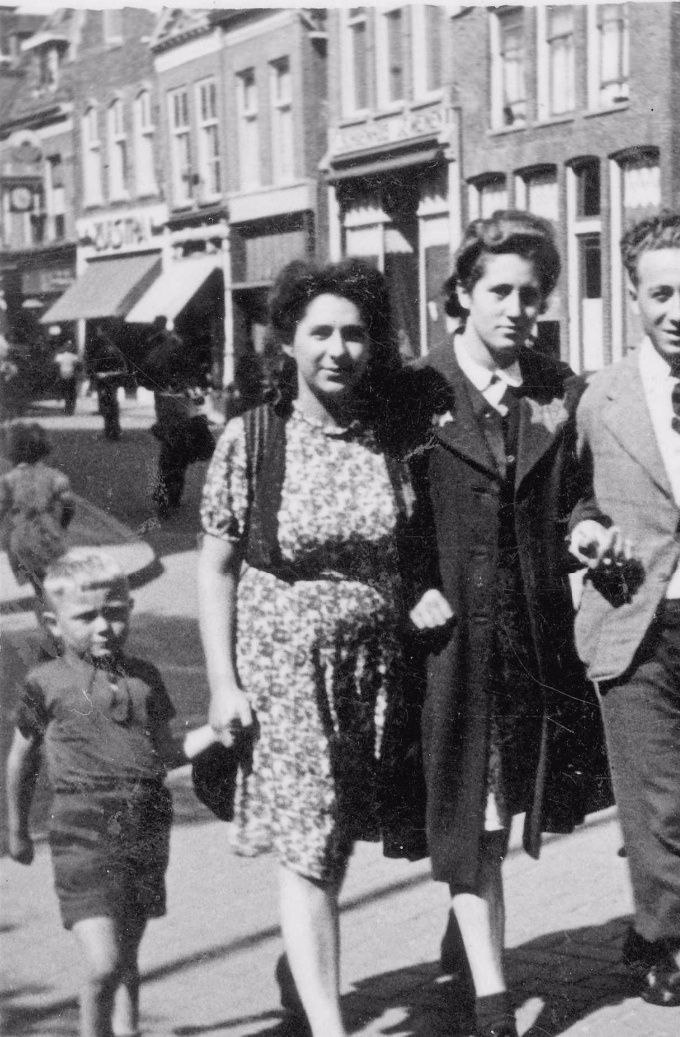 	Medio 1942 wandelen (v.l.n.r.) Rudi Roos, Ali Wolf, Lia Roos en Loeki Zaligman door de Hoofdstraat