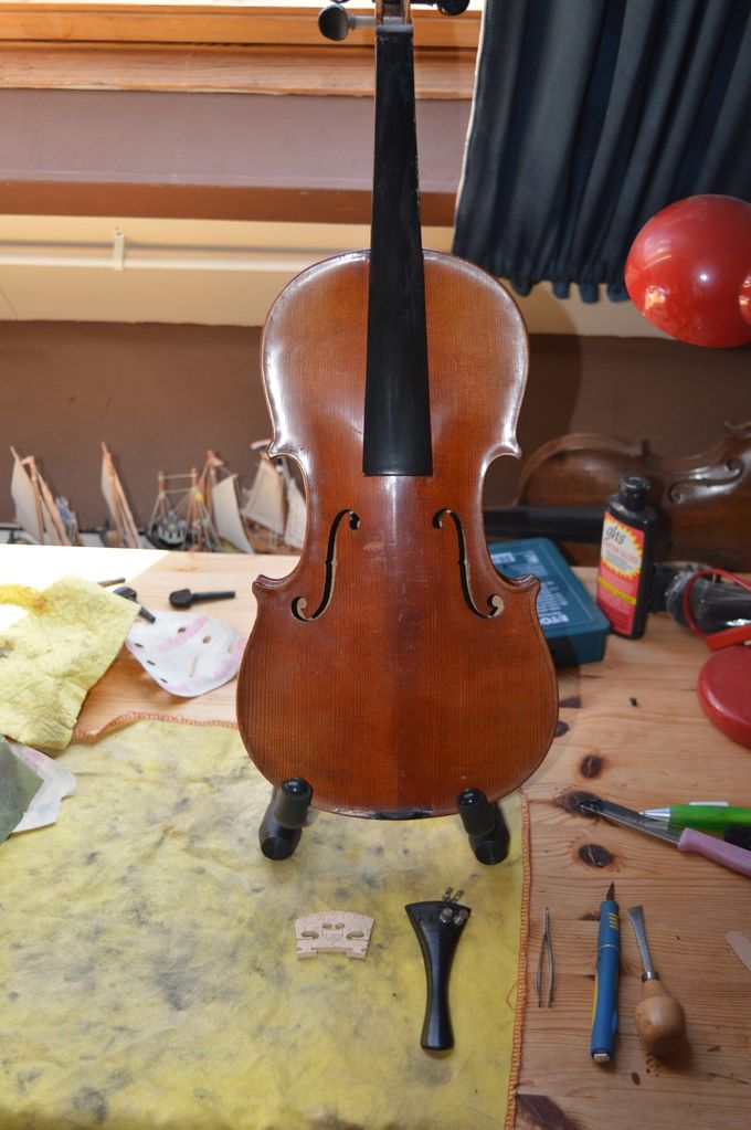 We zijn een heel eind. Stemsleutels vervangen, bovenste kielhoutje gemaakt, moet nog wat bijgewerkt worden. Kam op maat gesneden. Het lusje voor het staartstuk is in aantocht. De aanwezige stapel weer geplaatst.