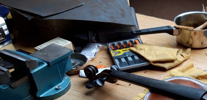 De toets is gelijmd. Nu de afwerking op het instrument.